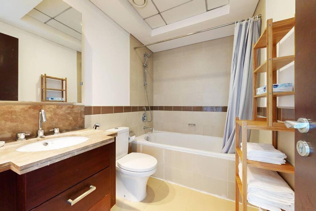 In Part Of Downtown With Amazing Pool Apartment *