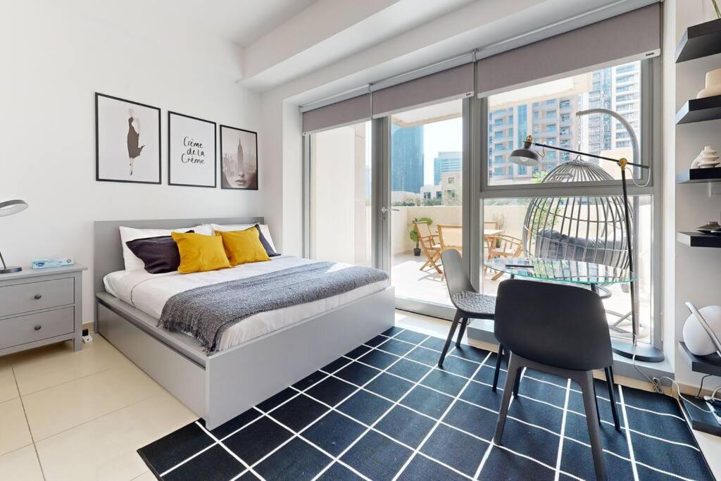 Apartment In Part Of Downtown With Amazing Pool *