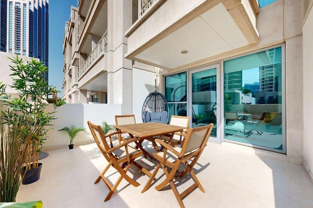 In Part Of Downtown With Amazing Pool Apartment *