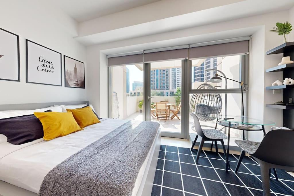 In Part Of Downtown With Amazing Pool Apartment