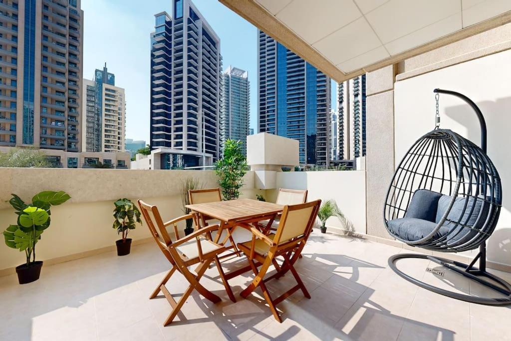 In Part Of Downtown With Amazing Pool *