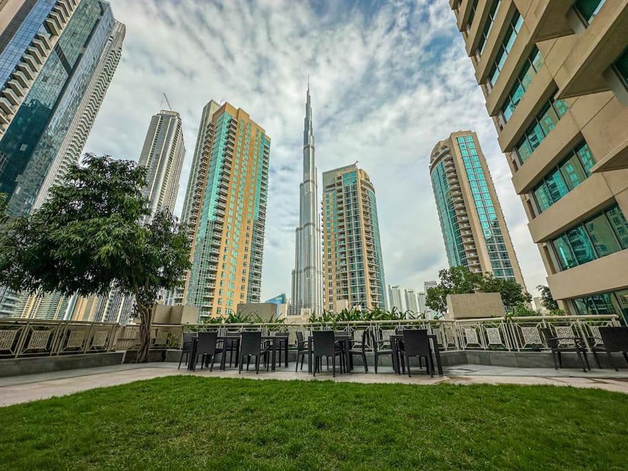 In Part Of Downtown With Amazing Pool Apartment