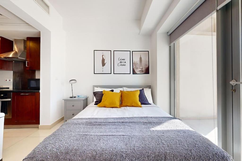 In Part Of Downtown With Amazing Pool Apartment